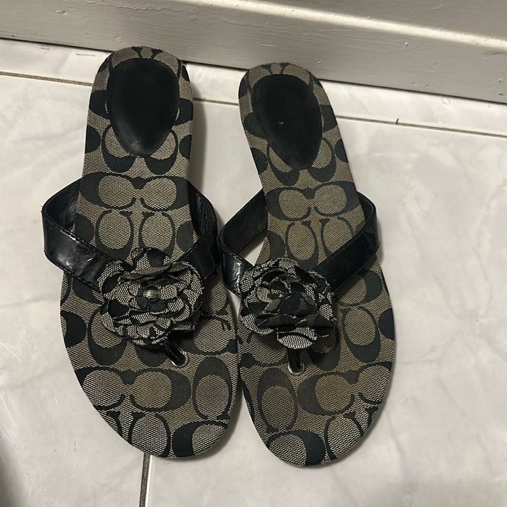 Hiii everyoneee here are some ✨Vintage✨ Coach Sandals with a cute flower